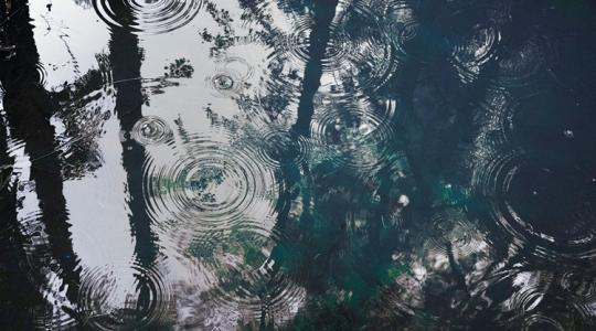 Időjárás: Jó darabig velünk marad a köd és a szitálás