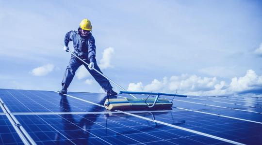 Napelemek téli tisztítása – mikor kell és mikor tilos? Napelemek téli tisztítása – mikor kell és mikor tilos?