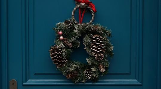 Egyszerű téli dekorok a kertből – filléres ötletek