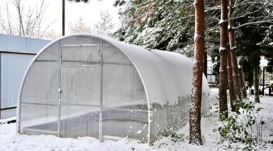 A fóliasátor 10 olcsó hőtartó trükkje A fóliasátor 10 olcsó hőtartó trükkje