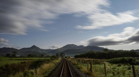 Kerítés a sínek mentén: kevesebb aggodalom, nagyobb biztonság Kerítés a sínek mentén: kevesebb aggodalom, nagyobb biztonság