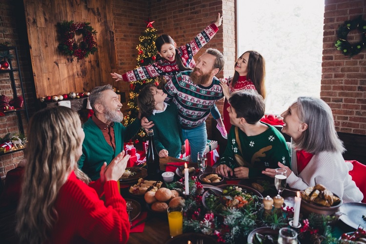 karácsonyi kép család karácsonyfa vacsora