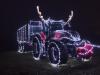 Nem mindennapi látvány: karácsonyi díszbe öltözött a traktor