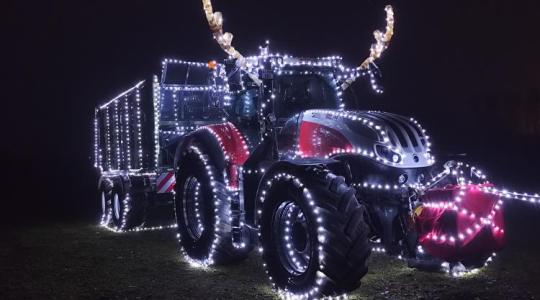 Nem mindennapi látvány: karácsonyi díszbe öltözött a traktor Nem mindennapi látvány: karácsonyi díszbe öltözött a traktor