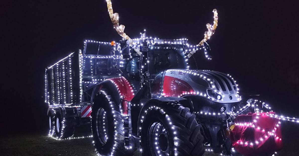 Nem mindennapi látvány: karácsonyi díszbe öltözött a traktor Nem mindennapi látvány: karácsonyi díszbe öltözött a traktor