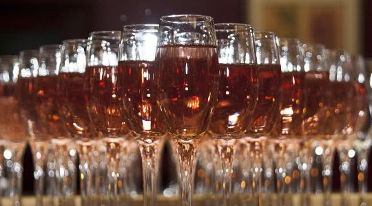 Rozé pezsgők a laborban: a buborékok eredetét is vizsgálták