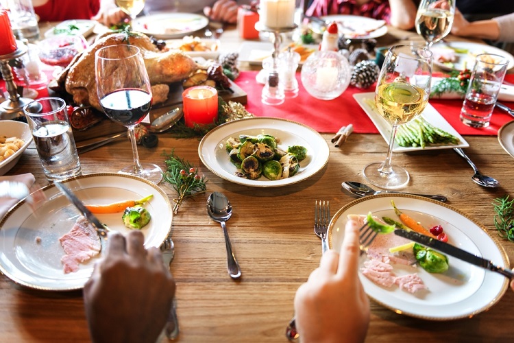 asztalon sokféle étel