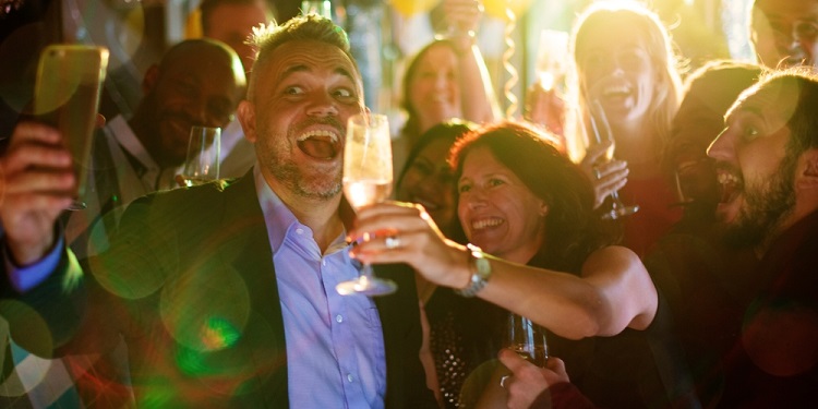 szilveszteri mulatság pezsgő