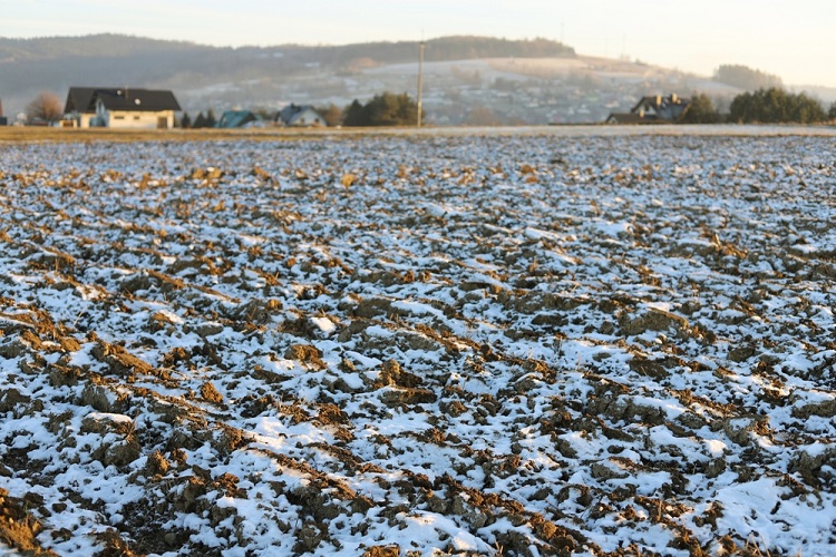 téli szántóföld traktor