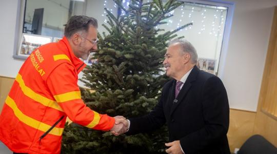 Na szia, mentő, neked is jut fenyőfa! +VIDEÓ