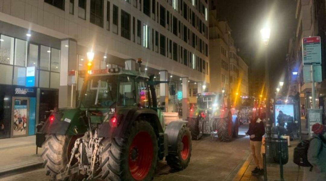 Leállt a közlekedés Brüsszelben: többszáz traktor a belvárosban +VIDEÓ