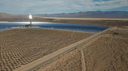 Sivatagból energiaforrás: Kína új napkollektoros hőerőművet indított