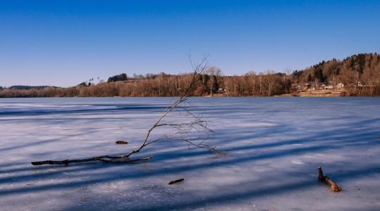 Tragédia a jégen: traktorral a tóba zuhant egy család