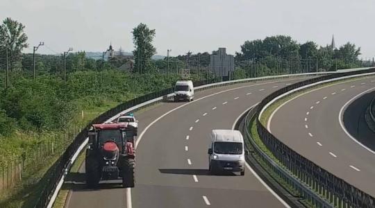 Traktorral az autópályán? A Föld másik oldalán most engedik meg