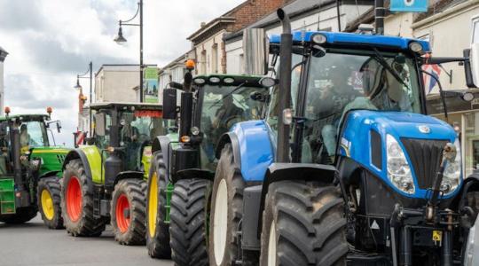 Traktorokkal bénították meg az utakat a lengyel gazdák