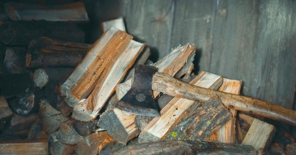 Tűzifa tárolása januárban – így marad magas a fűtőérték