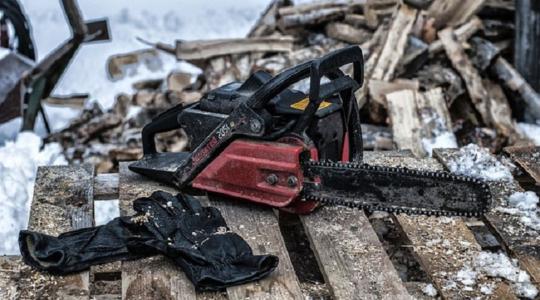 Láncfűrész karbantartás télen – láncfeszesség, olaj, szűrők a hidegben Láncfűrész karbantartás télen – láncfeszesség, olaj, szűrők a hidegben