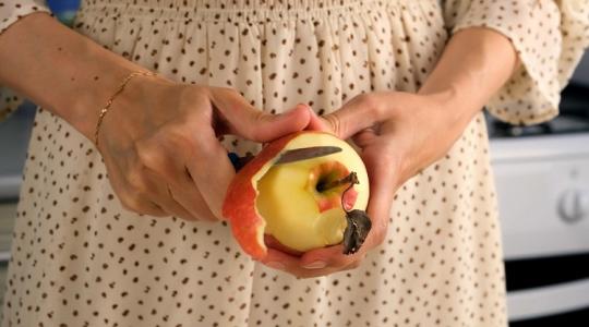 Durva, mit történik a szervezeteddel, ha nem hámozod meg az almát! Durva, mit történik a szervezeteddel, ha nem hámozod meg az almát!