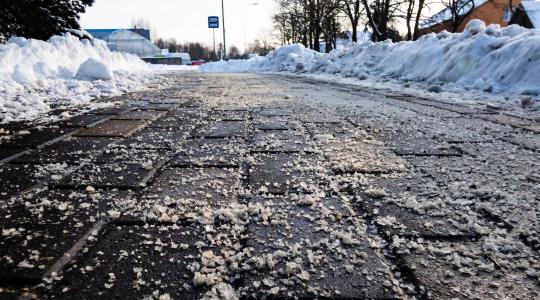 Téli csúszásmentesítés: miért ne sózzunk?