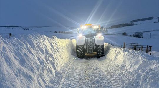 Hó, jég és elszigeteltség – traktoros gazdák mentették meg a vidéket