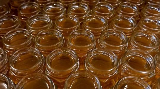 Itt a válasz a régi kérdésre: veszteség nélkül melegíthető a méz