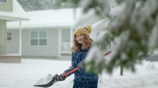 Vigyázz! Büntetést kapsz, ha ezzel takarítod el a havat a járdáról!