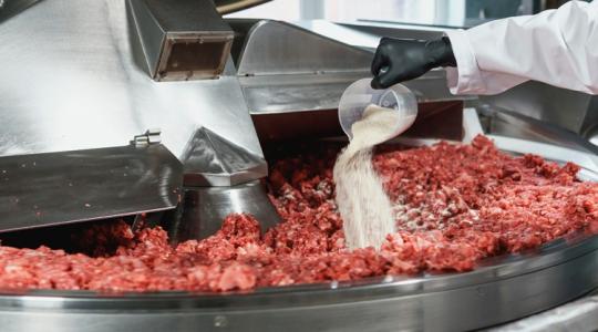 Két húsipari óriás egyesül, meglepő okok a háttérben Két húsipari óriás egyesül, meglepő okok a háttérben