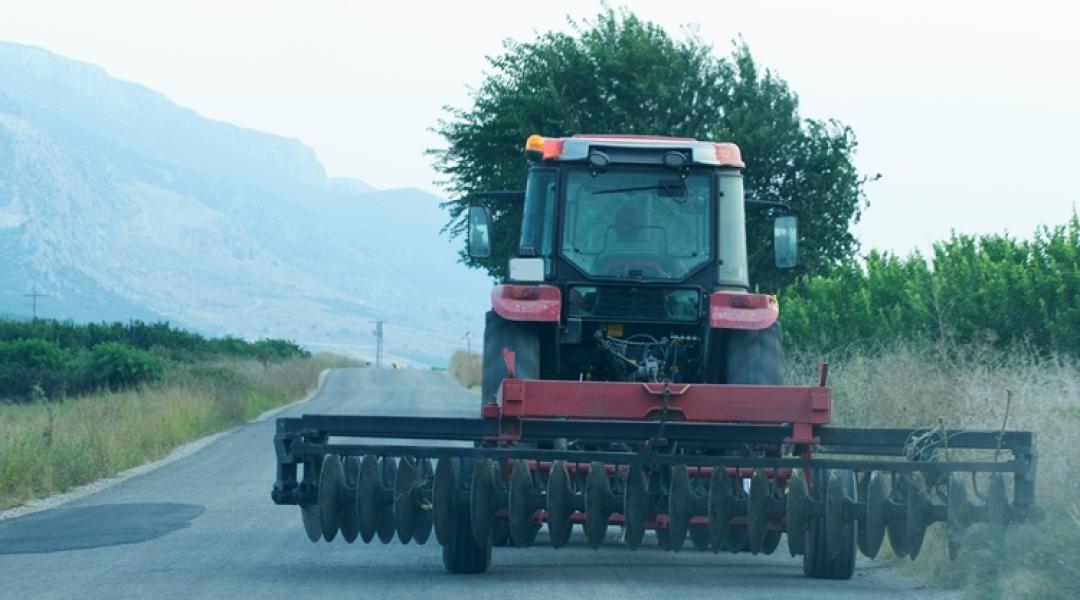 Traktorok, munkagépek, földutak az új KRESZ-tervezet tükrében – ezekre kell figyelniük a gazdáknak