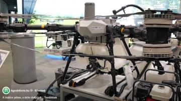 A traktor pihen, a drón dolgozik A traktor pihen, a drón dolgozik