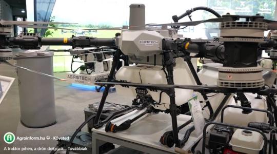 A traktor pihen, a drón dolgozik