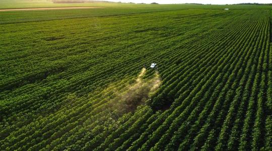Permetezéstől az ipari tisztításig: sokoldalú drónmegoldások Magyarországról