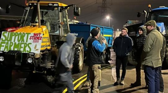 Elképesztő videó: így "tárgyalnak" a brit farmerek a szupermarketekkel +VIDEÓ Elképesztő videó: így "tárgyalnak" a brit farmerek a szupermarketekkel +VIDEÓ