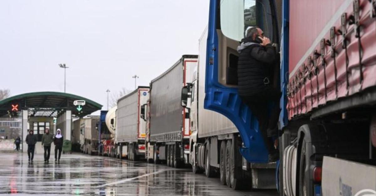 Fennakadások várhatók a magyar–szerb határon a kamionblokád miatt