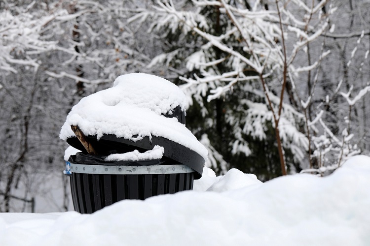 szemetes kuka télen hóban