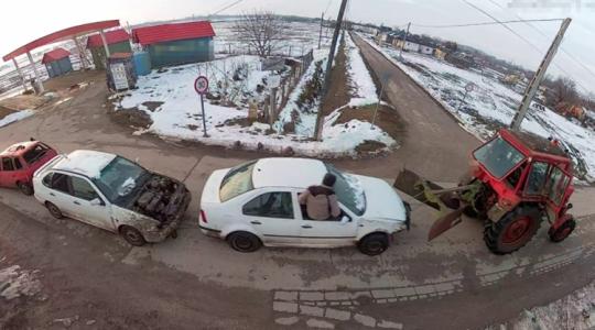 Megdöbbentő traktoros mutatvány: nem hiszed, ha nem látod, ezért mutatjuk +VIDEÓ