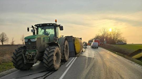 Úszott minden a hígított műtrágyában: borzalmas traktorbaleset okozott fennakadást