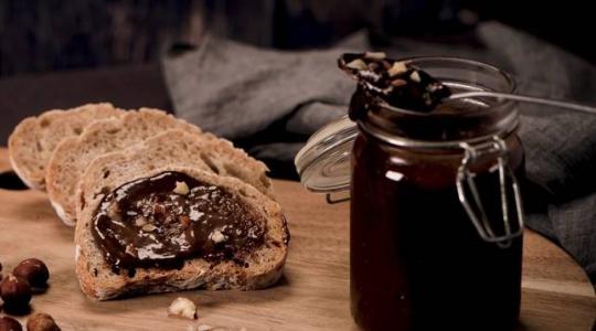 Csokoládéízű méz kakaóhéjból: új irány a méhészetben?