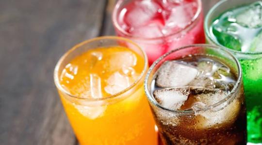 Így hatnak a cukros italok a fiatalok mentális egészségére