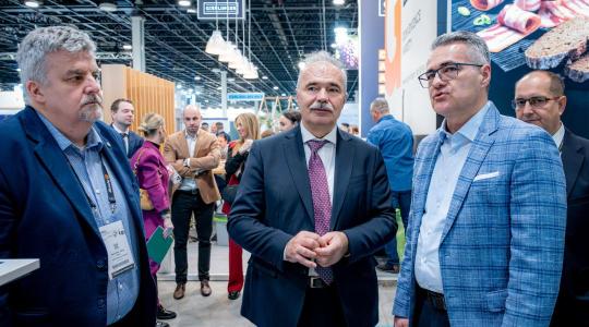 Robotkarok mérik az óvári sajtot: Megérkezett a jövő élelmiszerboltja