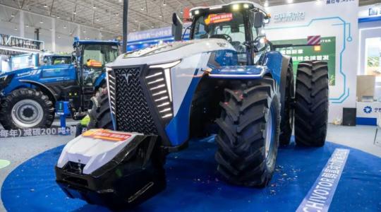 Metanolüzemű óriástraktort mutattak be: 340 lóerő gázolaj nélkül