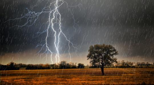 Ne hagyd kint ma a gépeket: 5 vármegyében csaphat le a jég és a vihar