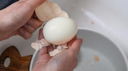 Nem a só a megoldás! Ezt tedd a tojás főzővízébe: pillanatok alatt lejön a héja és sértetlen marad a fehérje!