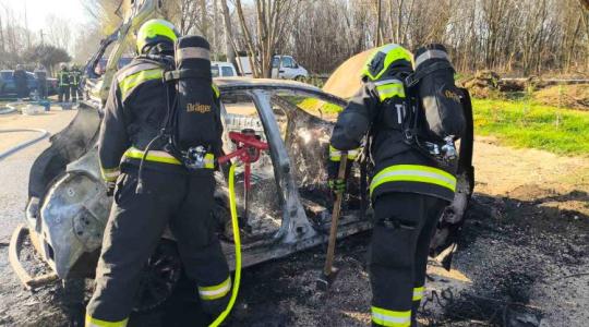 Udvaron gyulladt ki az e-autó: a házat mentették az ócsai lakók Udvaron gyulladt ki az e-autó: a házat mentették az ócsai lakók