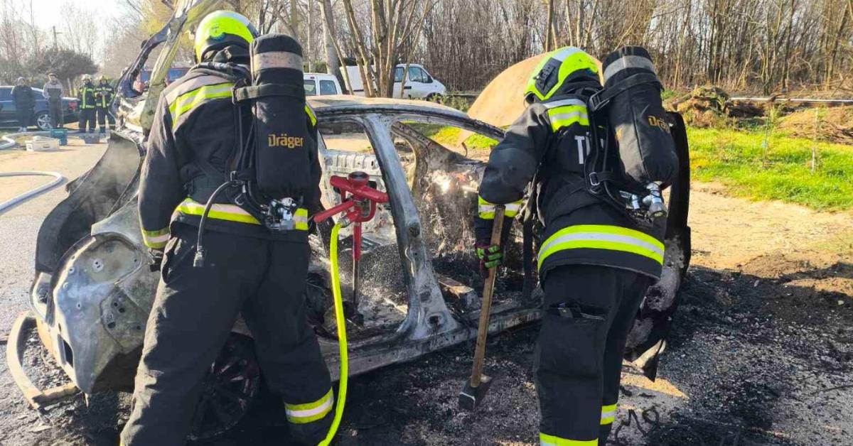 Udvaron gyulladt ki az e-autó: a házat mentették az ócsai lakók