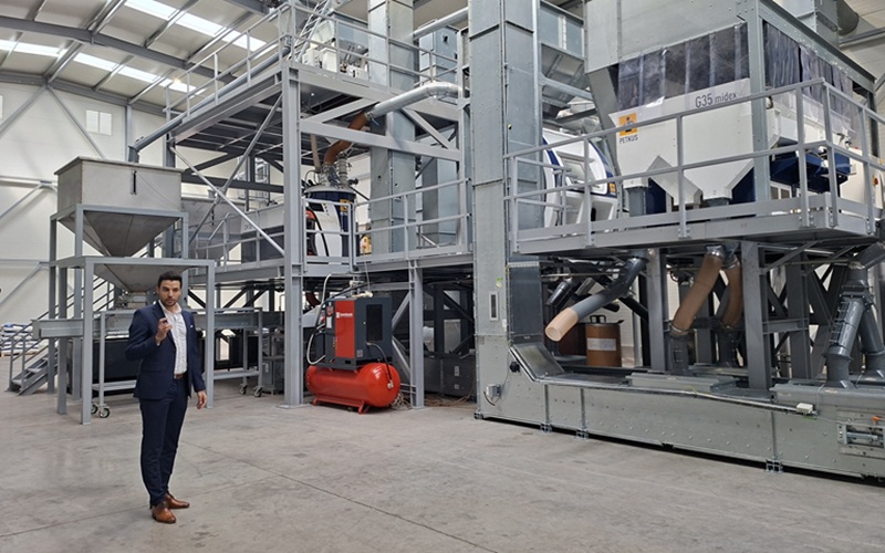 Rádi Martin bemutatja a vetőmag-feldolgozót Rádi Martin bemutatja a vetőmag-feldolgozót