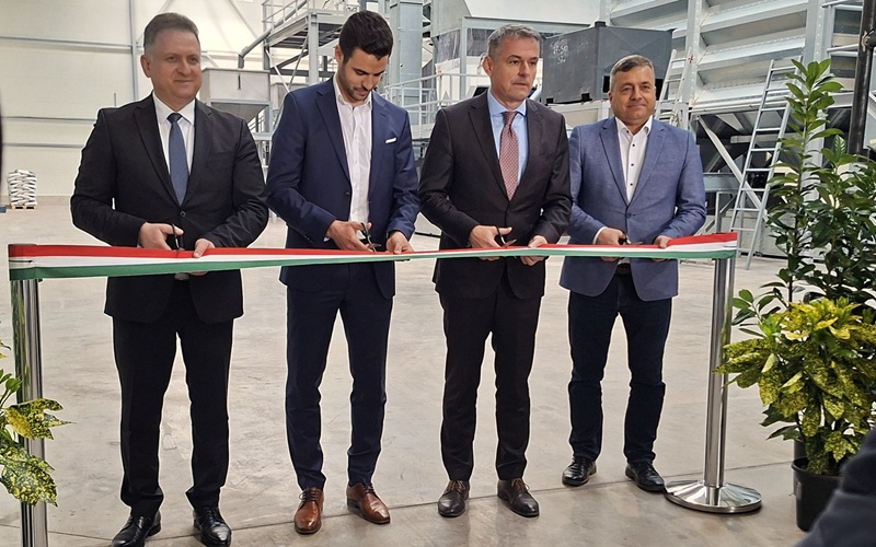 Ünnepélyes szalagátvágás Ünnepélyes szalagátvágás