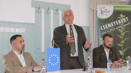 Hűtőkonténer az erdő mélyén? Meglepő megoldással küzdenek a makkhiány ellen