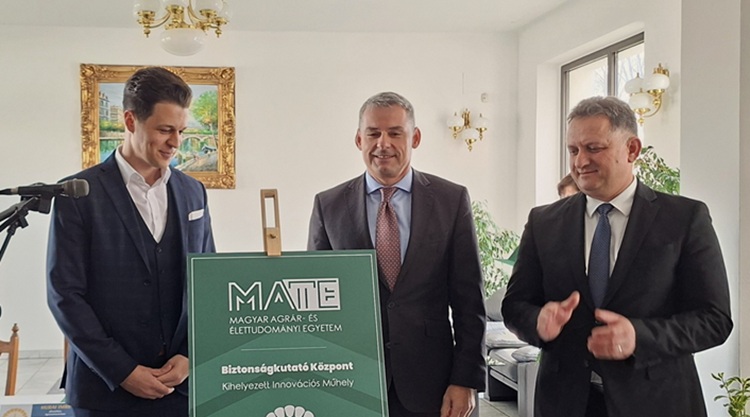 Rádi Feríz (Pannon Genetic), Gyuricza Csaba (MATE) és Hubai Imre államtitkár