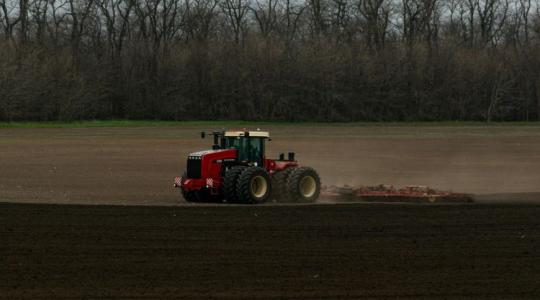 A tankolástól a kenyér áráig: így zabálja fel a drága gázolaj a gazdák profitját