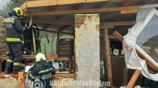 Életveszély a leszakadt vezetékeknél: Így tarolta le a 105 km/órás szél a Nyugat-Dunántúlt Életveszély a leszakadt vezetékeknél: Így tarolta le a 105 km/órás szél a Nyugat-Dunántúlt